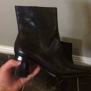 Black Nine West heeled boots !
